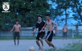 [ẢNH] Thanh niên ở quê cởi trần đá bóng phủi mùa World Cup